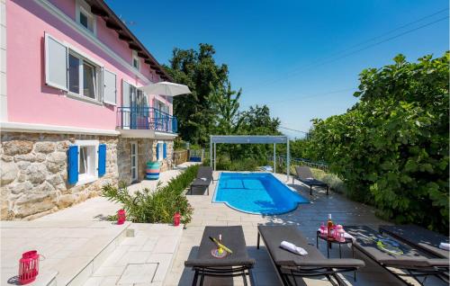 uma villa com uma piscina e uma casa em Awesome Home In Lovran With House Sea View em Lovran