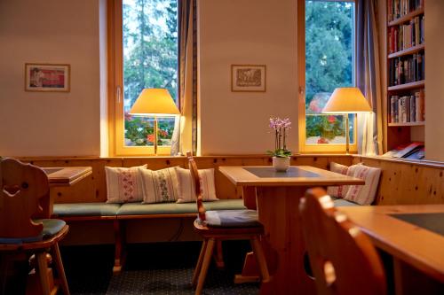 Ein Restaurant oder anderes Speiselokal in der Unterkunft Casanna Hotel Davos City Center 