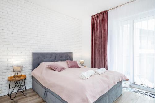 A bed or beds in a room at Gold Flamingo Apartament by Renters