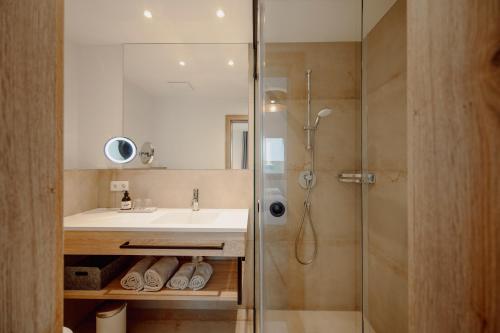 La salle de bains est pourvue d'un lavabo et d'une douche. dans l'établissement StadlHof, à Flachau