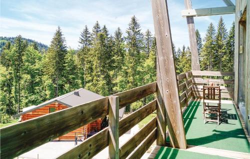 - une vue depuis le balcon d'une cabane en rondins dans l'établissement Awesome Apartment In Premanon, à Prémanon