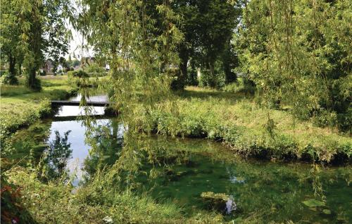 une rivière avec des arbres et un pont dans un champ dans l'établissement Amazing Home In Marconne With Kitchen, à Marconne