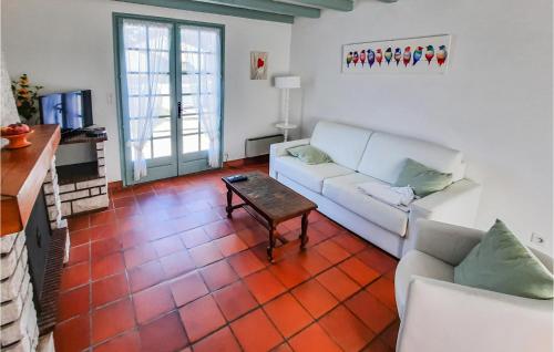 un salon avec un canapé et une table dans l'établissement Beautiful Home In Longeville-Sur-Mer, à Longeville-sur-Mer