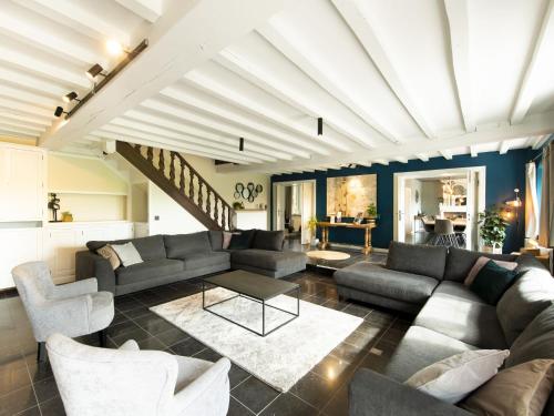- un salon avec un canapé et une table dans l'établissement Luxury villa with heated pool near Li ge, à Aubel