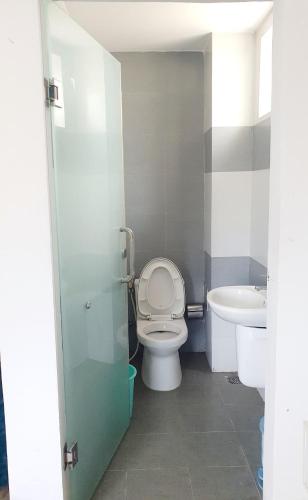 a bathroom with a toilet and a sink at Khách Sạn Lý Sơn Phú Sỹ in Ly Son