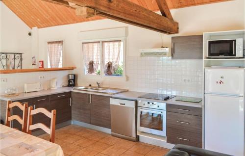 d'une cuisine avec des appareils en acier inoxydable et des plafonds en bois. dans l'établissement 2 Bedroom Stunning Home In Roisel, à Roisel