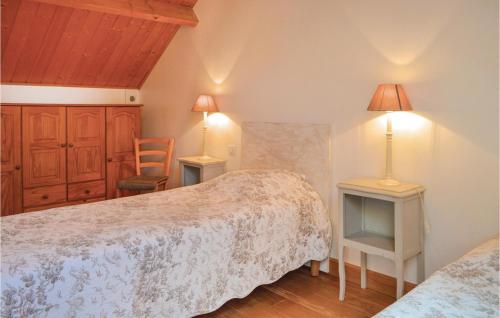 sypialnia z 2 łóżkami, 2 stołami i 2 lampami w obiekcie Amazing Home In Roisel With 2 Bedrooms And Wifi w mieście Roisel