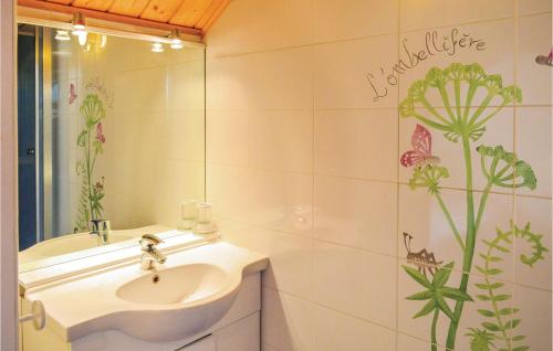 Kylpyhuone majoituspaikassa Awesome Home In Roisel With Kitchen