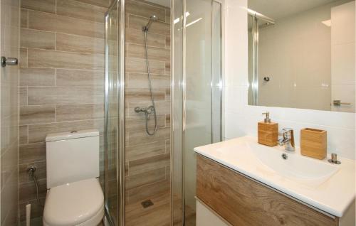 uma casa de banho com um chuveiro, um WC e um lavatório. em Beautiful Apartment In Torrevieja With Kitchenette em La Mata