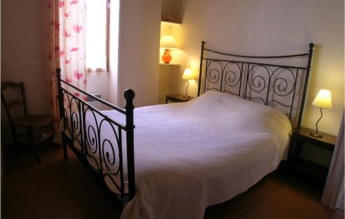 Schlafzimmer mit einem Bett mit weißer Bettwäsche und einem Fenster in der Unterkunft 2 Bedroom Awesome Home In Talmont De St, Hilaire in Saint-Hilaire-de-Talmont