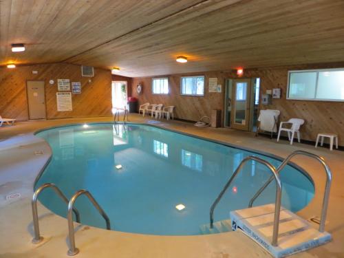 a large swimming pool in a large room at The Nordic Lodge in Sister Bay
