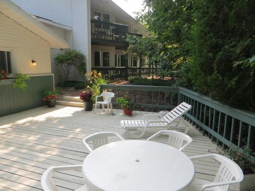 una mesa blanca y sillas en una terraza en The Nordic Lodge, en Sister Bay
