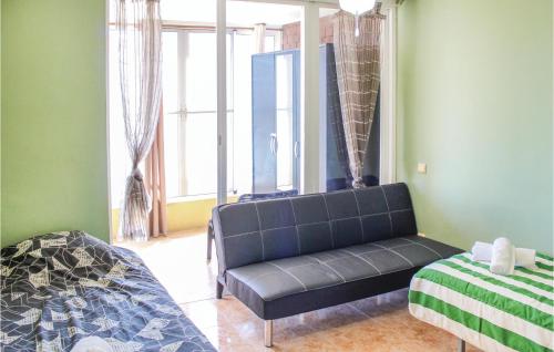 アリカンテにある2 Bedroom Pet Friendly Apartment In Alicanteのソファ、ベッド、窓が備わる客室です。