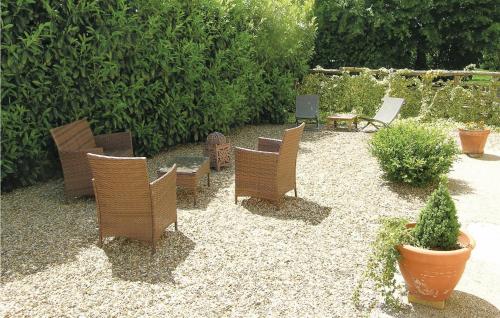 - un ensemble de chaises et d'une table dans un jardin dans l'établissement Stunning Home In Ruffey Les Beaune, à Ruffey-lès-Beaune