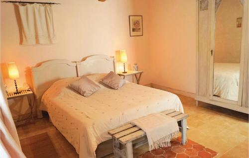 1 dormitorio con cama blanca y espejo en 2 Bedroom Cozy Home In Ruffey Les Beaune, en Ruffey-lès-Beaune