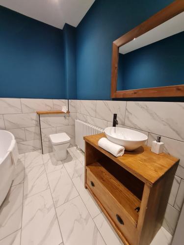 ein Badezimmer mit Waschbecken und Toilette in der Unterkunft 4 BR Luxury House. Bike Park Wales. Secure Bike Store. Brecon Beacons in Dowlais