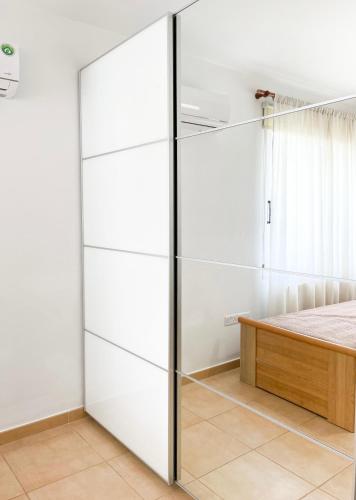 En eller flere senge i et værelse på Villa SeaBerry
