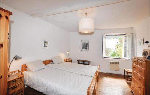une chambre avec un lit blanc et une fenêtre dans l'établissement Amazing Home In Ceret With Wifi, à Céret