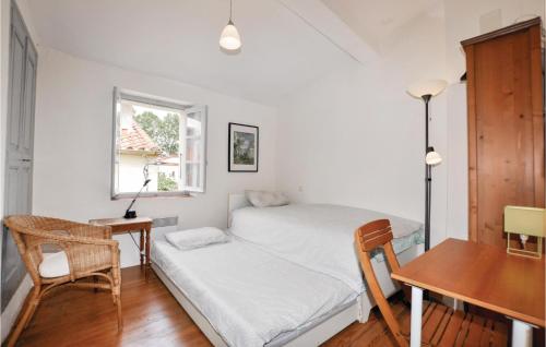 Un pat sau paturi într-o cameră la Amazing Home In Ceret With Wifi