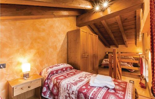 - une chambre avec un lit dans une pièce dotée de plafonds en bois dans l'établissement Vollon, à Brusson