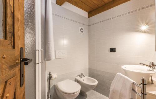 La salle de bains est pourvue de toilettes et d'un lavabo. dans l'établissement Vollon, à Brusson