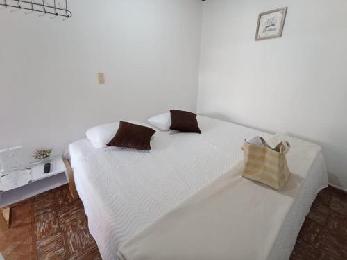 KOMODO ALOJAMIENTO- hostal autoservicio, ubicado cerca al centro - baño privado, wifi , cama 2x2 y agua caliente y cocina compartidaにあるベッド