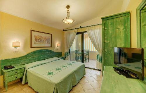 オロゼーイにあるMono 2のベッドと薄型テレビのある寝室