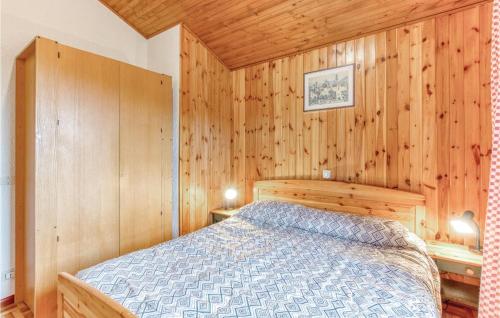una camera con un letto in una cabina di legno di Mercurio 5 a Nevegal