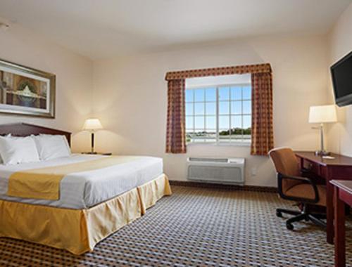 Katil atau katil-katil dalam bilik di Days Inn & Suites by Wyndham Columbus NE