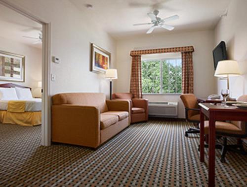 Et opholdsområde på Days Inn & Suites by Wyndham Columbus NE