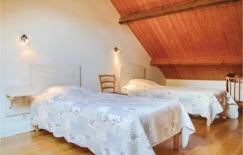 a room with two beds and a wooden ceiling at 3 Bedroom Awesome Home In Roisel in Roisel