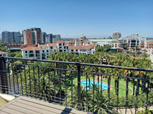 Pemandangan umum bagi Cape Town atau pemandangan bandar yang diambil dari aparthotel ini