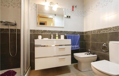 ein Bad mit einem Waschbecken, einem WC und einer Dusche in der Unterkunft 3 Bedroom Beautiful Apartment In Los Alczares in Los Alcázares