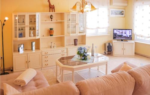 TV a/nebo společenská místnost v ubytování 3 Bedroom Amazing Home In Orihuela