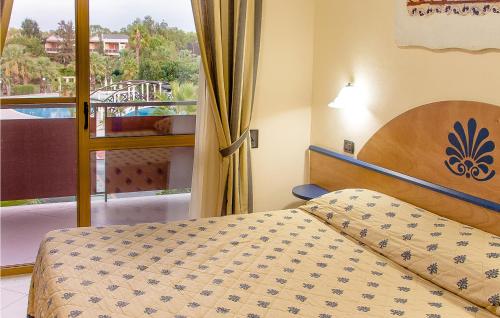 1 dormitorio con 1 cama y balcón en Akiris Trilo, en Nova Siri Marina