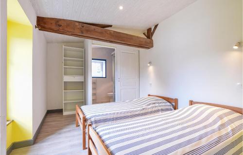 um pequeno quarto com uma cama e um closet em 2 Bedroom Gorgeous Home In La Chapelle Hermier em La Chapelle-Hermier