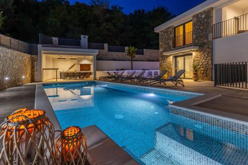 una piscina en el patio trasero de una casa en Villa 21 Crikvenica Riviera, en Bribir