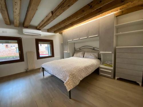 a bedroom with a large bed and a wooden floor at CORTE TRAPOLIN in Venice