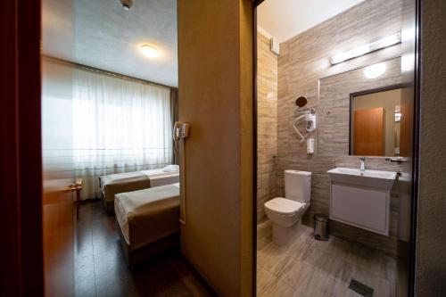 Areo Hotel & Restaurant في أودورهيو سيكيوسك: حمام مع مرحاض ومغسلة