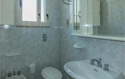bagno con lavandino, servizi igienici e specchio di Joseph a San Vito lo Capo