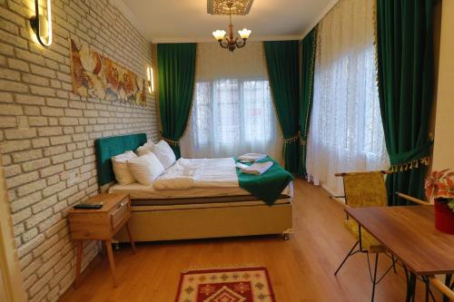 イスタンブールにあるStone Home Apartの緑のカーテンが備わるベッドルーム1室です。