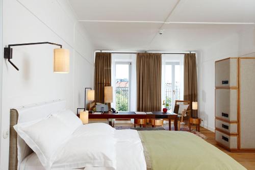 Un pat sau paturi într-o cameră la Louis Hotel