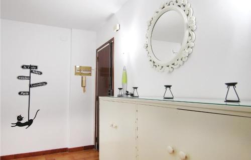 חדר רחצה ב-Nice Apartment In Pineda De Mar With Kitchen