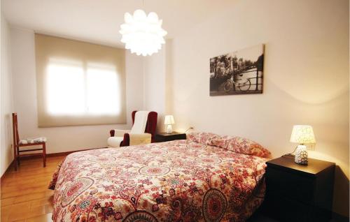מיטה או מיטות בחדר ב-Nice Apartment In Pineda De Mar With Kitchen
