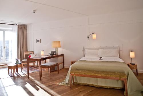 Postel nebo postele na pokoji v ubytování Louis Hotel