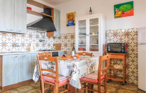 Dapur atau dapur kecil di Nice Home In Noto With Kitchen