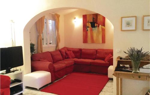 PierrerueStunning Home In Pierrerue With Wifi的红色地毯客厅里的红色沙发