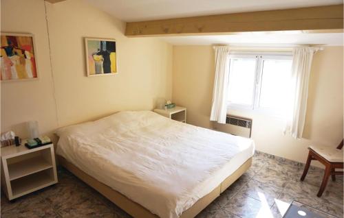 une chambre avec un lit blanc et une fenêtre dans l'établissement Stunning Home In Pierrerue With Wifi, à Pierrerue