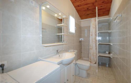 Stunning Apartment In Cervione With Kitchenette tesisinde bir banyo