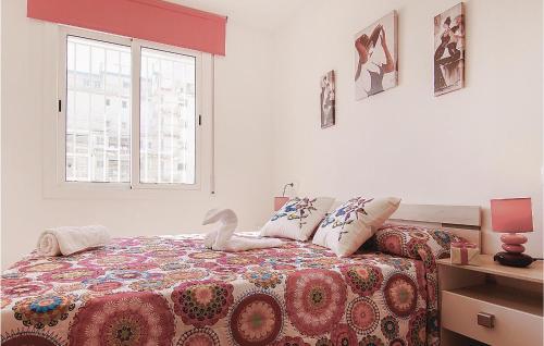 un dormitorio con una cama con un animal de peluche en 3 Bedroom Cozy Apartment In Malgrat De Mar, en Malgrat de Mar
